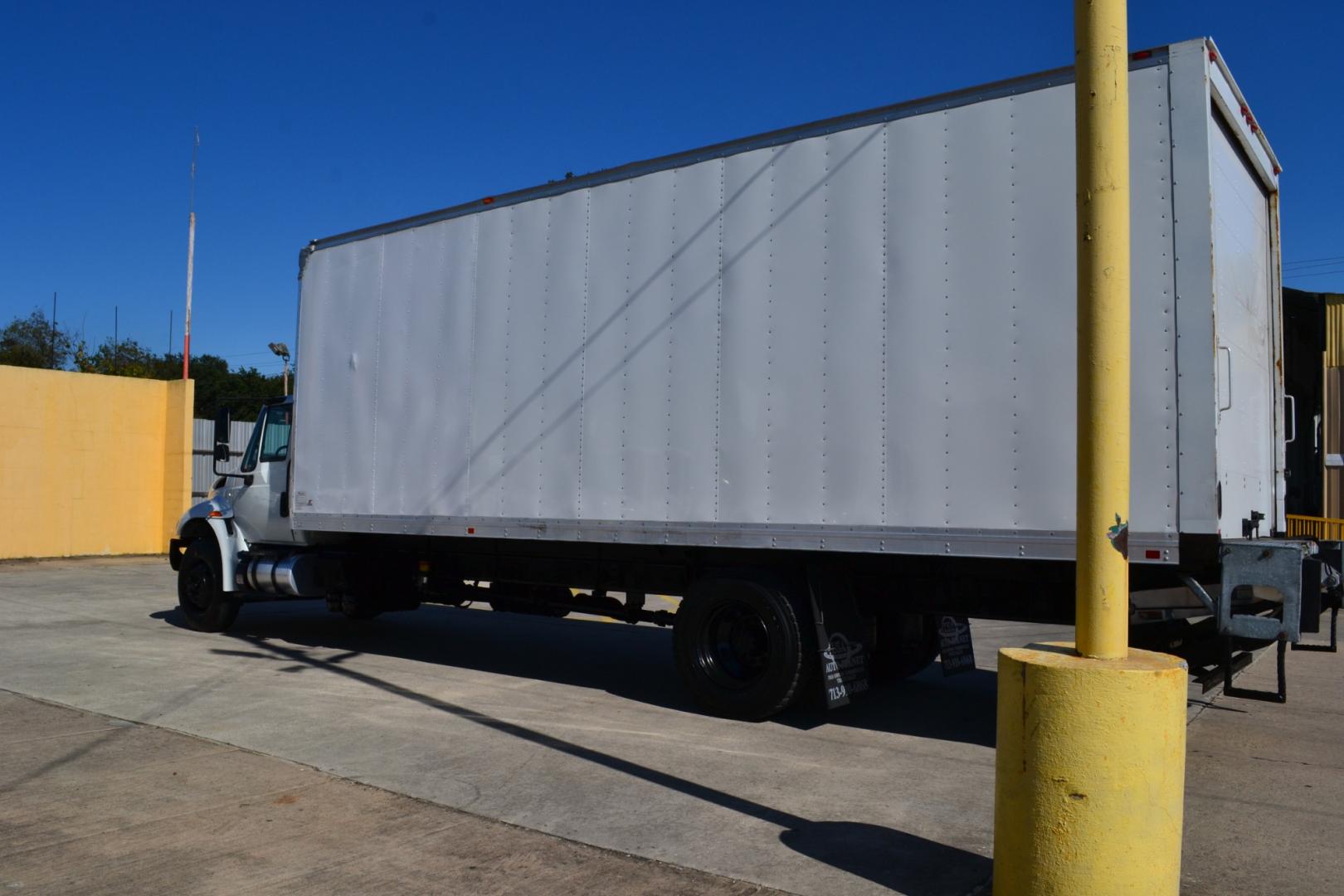 2016 WHITE /BLACK INTERNATIONAL 4300 with an CUMMINS ISB 6.7L 220HP engine, ALLISON 2100HS AUTOMATIC transmission, located at 9172 North Fwy, Houston, TX, 77037, (713) 910-6868, 29.887470, -95.411903 - Photo#6